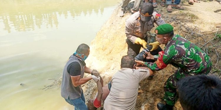 Jasad korban saat dievakuasi dari lokasi kejadian.