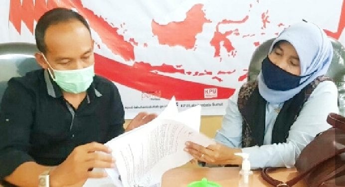 Ketua KPU Labuhanbatu, Wahyudi saat berdiskusi dengan anggota KPU Sumut, Hj Ira Wirtati tentang Pilkada 9 Desember 2020.