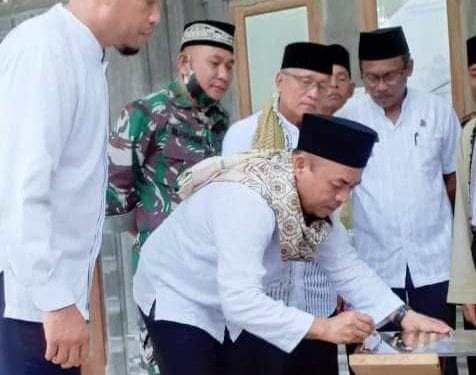 Bupati Labuhanbatu H Andi Suhaimi Dalimunthe ST MT saat meresmikan Mesjid di Desa Negeri Lama.