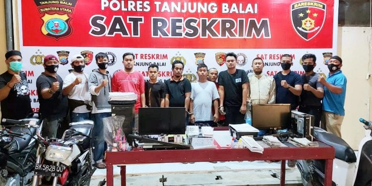 Tersangka jaringan penjualan dan pemalsuan dokumen kendaraan bermotor saat diamankan di Polres Tanjungbalai.