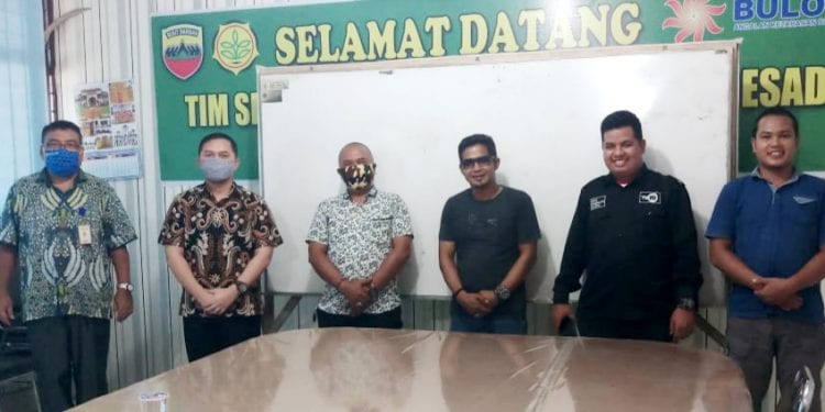 Kepala Perum Bulog Cabang Kisaran (dua dari kiri) saat menerima kunjungan wartawan dan aktivist di kantornya.