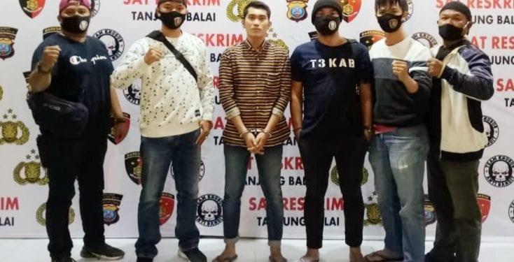 Tersangka RP alias Yoga (tengah) saat diamankan oleh tim Tekab Sat Reskrim Polres Tanjungbalai.