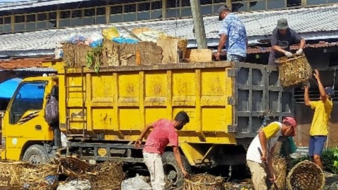 Petugas kebersihan DLH Labuhanbatu saat mengangkut sampah yang menumpuk.