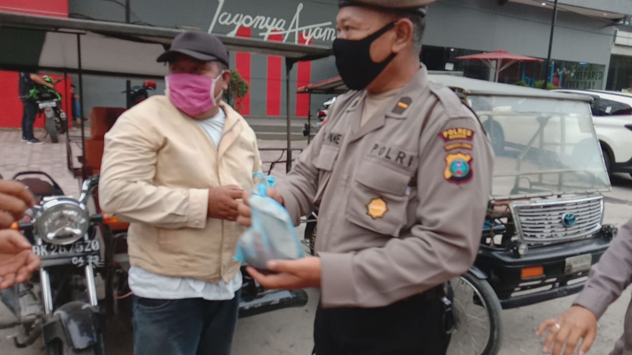 Pemberian nasi bungkus untuk warga Asahan yang dilakukan personel Polres Asahan.