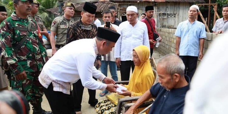 Bupati Labuhanbatu H Andi Suhaimi Dalimunthe ST MT saat memberikan bantuan.