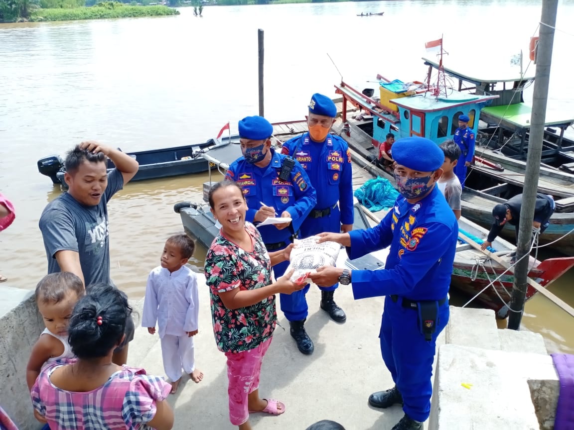 (Ignatius Siagian/taslabnews)  Suasana pemberian bantuan beras kepada masyarakat nelayan tradisional Kota Tanjungbalai.