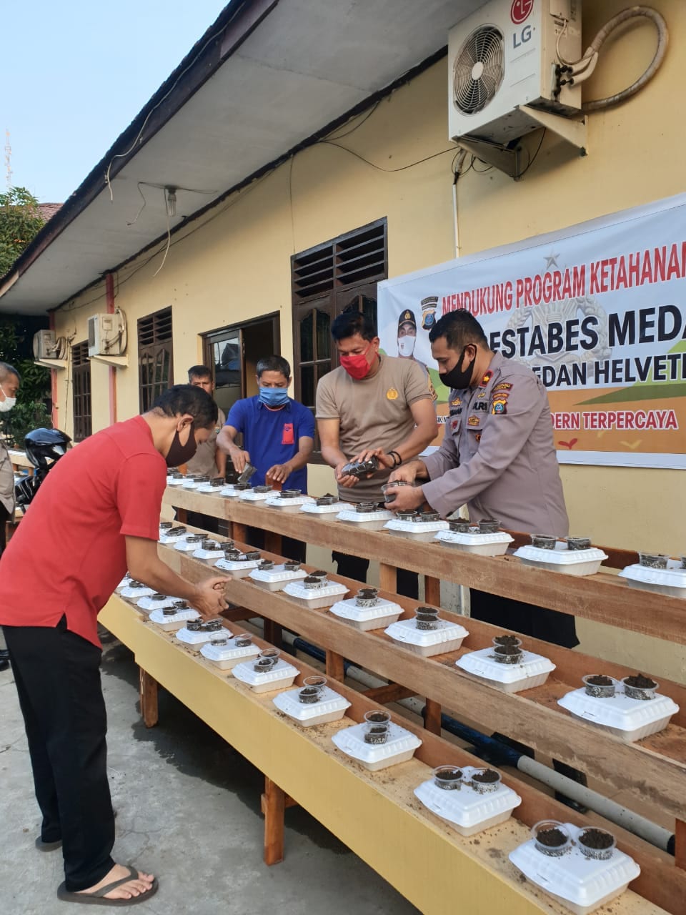 Kapolsek Helvetia Melakukan Perawatan Kangkung Styrofoam