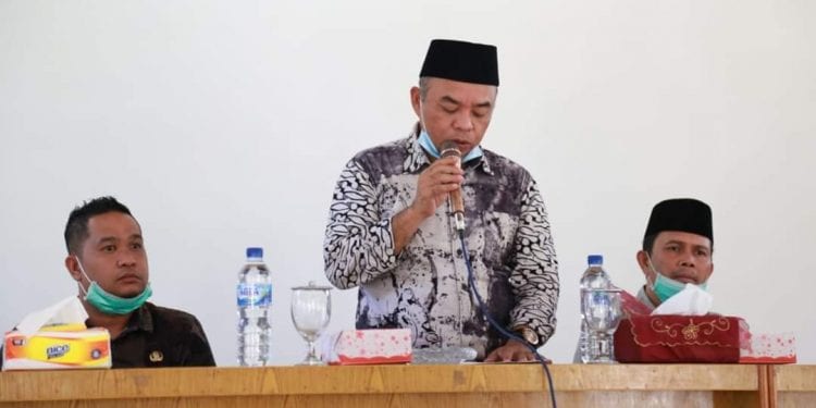 Foto : Bupati Labuhanbatu H Andi Suhaimi Dalimunthe ST MT saat memberikan arahannya di Kantor Camat Bilah Hulu.