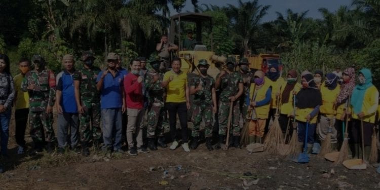 Pihak DLH Labuhanbatu, Camat Rantau Utara Turing Ritonga, bersama anggota TNI berfoto seusai kegiatan.