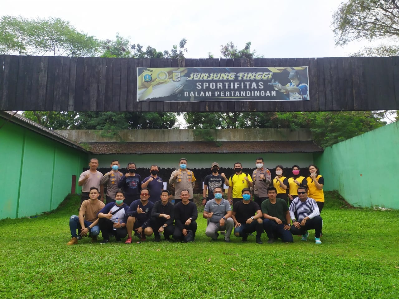 Latihan menembak personel polisi