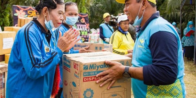 Bupati Labuhanbatu H Andi Suhaimi Dalimunthe ST MT saat memberikan hadiah kepada warga.