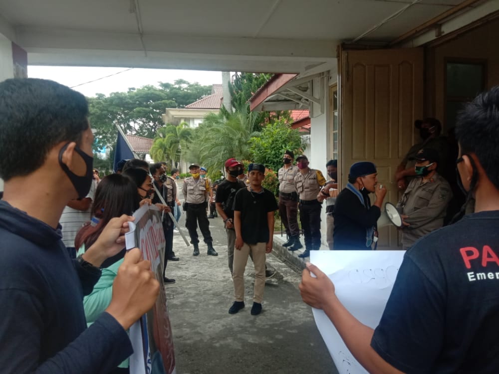 Prihatin COVID-19, GMKI Siantar-Simalungun Gelar Aksi Tabur Bunga Kantor DPRD dan Posko GTPP