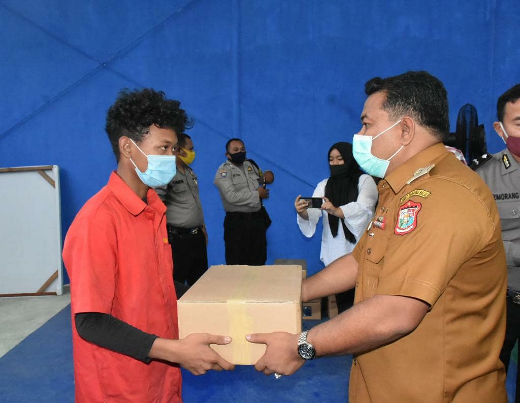 (Ignatius siagian/taslabnews)  Wali Kota Tanjungbalai H M Syahrial saat menyerahkan bantuan.