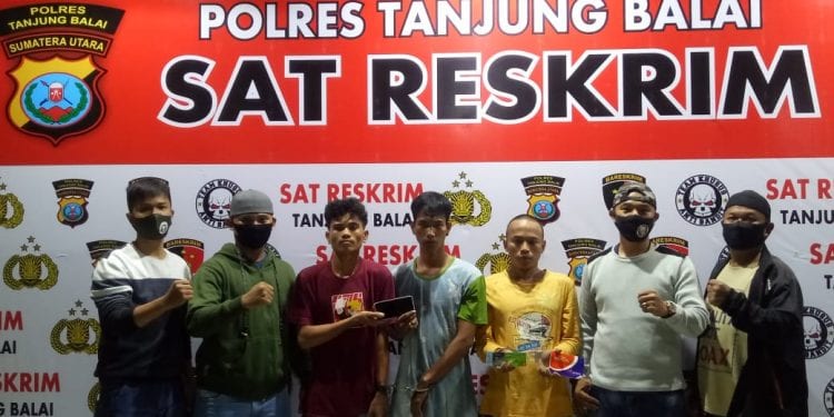 Para tersangka saat diamankan di Polres Tanjungbalai.