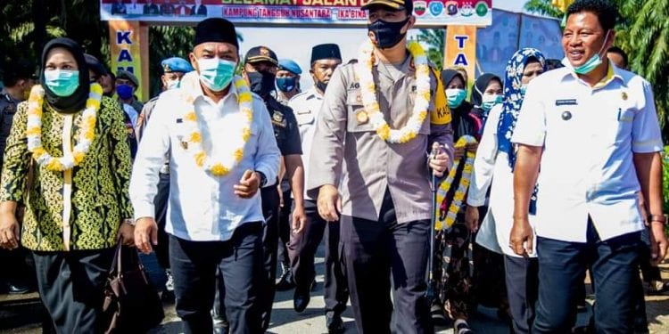 Bupati Labuhanbatu H Andi Suhaimi Dalimunthe ST MT saat bersama Forkopimda di Kelurahan Aek Paing.