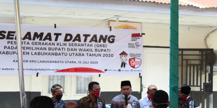 (Richad Silaban/taslabnews) Ketua KPU Labuhanbatu Utara Heriamsyah Simanjuntak didampingi James Ambarita memberikan sosialisai GKS