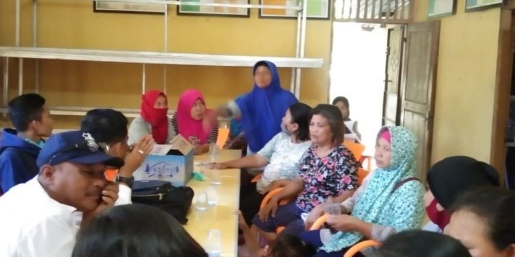 Belasan Omak-omak Geruduk Kantor Desa Sipaku Area Asahan