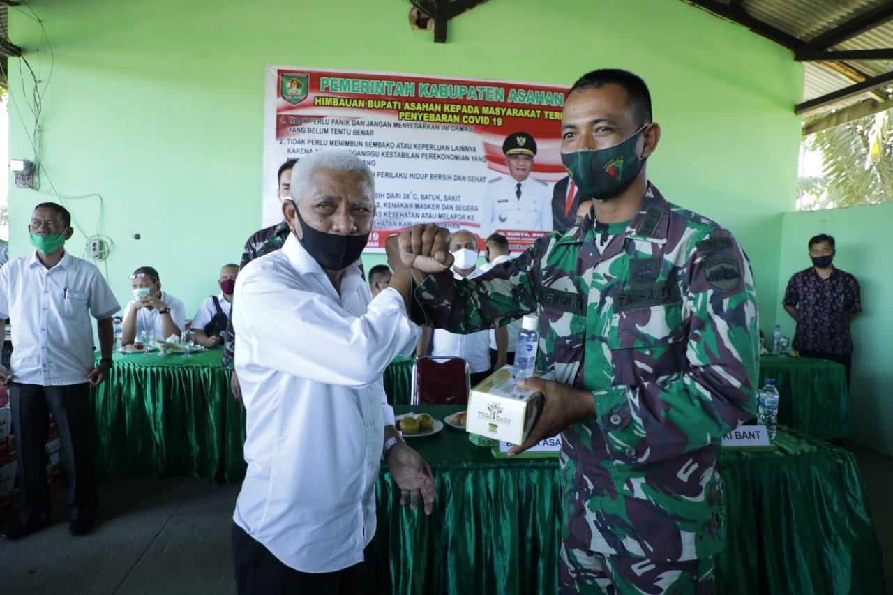 Kunjungi Kompi Bantuan Yonif 126/Kc Kecamatan Pulo Rakyat, Bupati Asahan Serahkan Alat Olah Raga