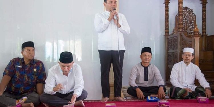 Bupati Labuhanbatu H Andi Suhaimi Dalimunthe ST MT saat memberikan sambutan di Mesjid