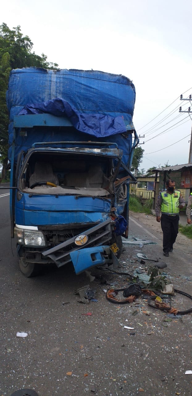 Kurang Hati-hati Sopir Truk Tabrak Mobil yang Sedang Parkir