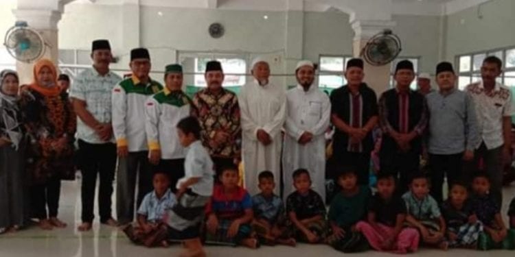 Sekdakab Labuhanbatu Ahmad Muflih (tengah saat bersama panitia sunatan massal di Bilah Hulu.