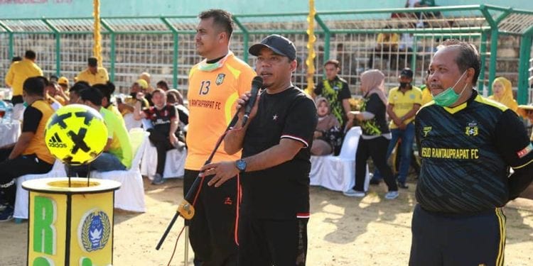 Bupati Labuhanbatu H Andi Suhaimi Dalimunthe ST MT saat memberikan sambutan pada acara tersebut.