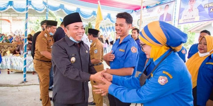 Bupati Labuhanbatu H Andi Suhaimi Dalimunthe ST MT (kiri).