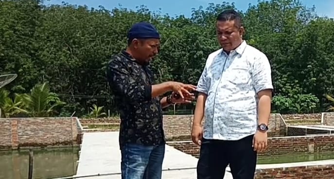 Balon Bupati Asahan Rosmansyah saat diwawancarai wartawan.