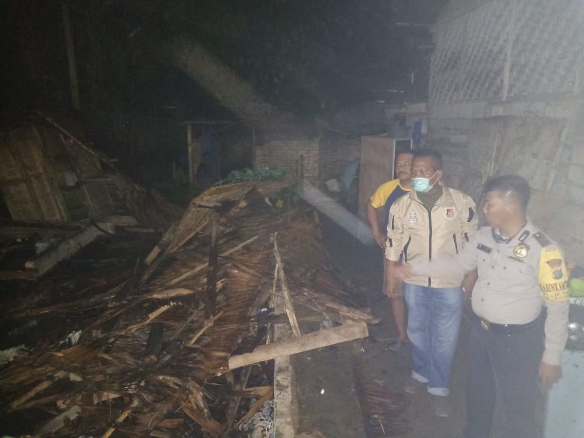 Polisi mengecek lokasi rumah yang terbakar