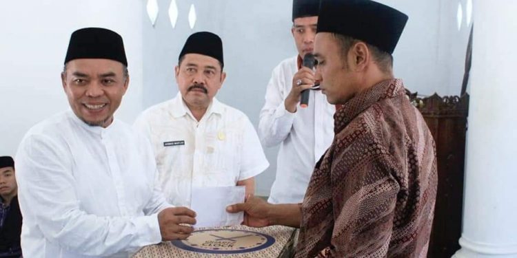 Bupati Labuhanbatu H Andi Suhaimi Dalimunthe ST MT (kiri).