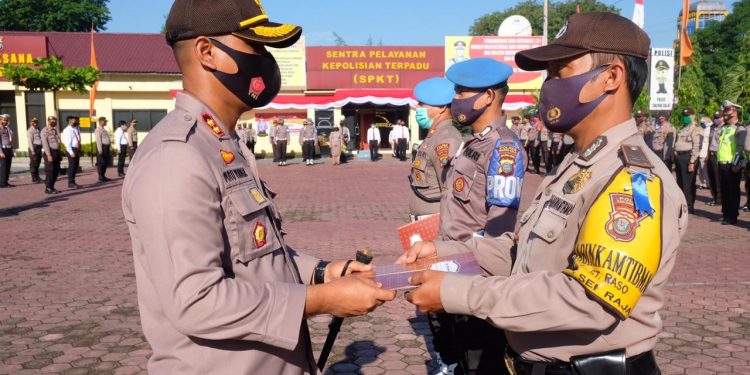 Suasana apel dan pemberian penghargaan di Lapangan Apel Polres Tanjungbalai.