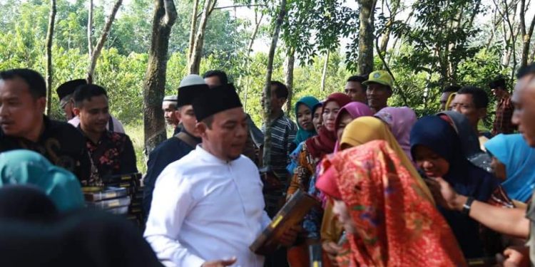 Bupati Labuhanbatu H Andi Suhaimi Dalimunthe ST MT saat bertemu warga.