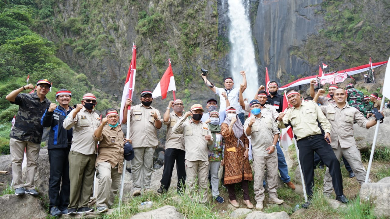 Bupati Asahan Bersama Forkopimda Kibarkan 75 Bendera Merah Putih di Air Terjun Siponot