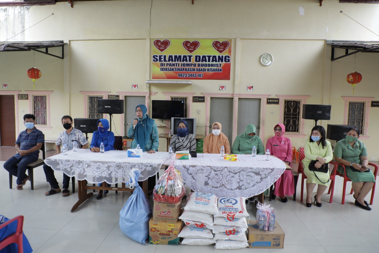 Ketua TP PKK Kabupaten Asahan Lakukan Bakti Sosial Menyambut 75 Tahun HUT RI.