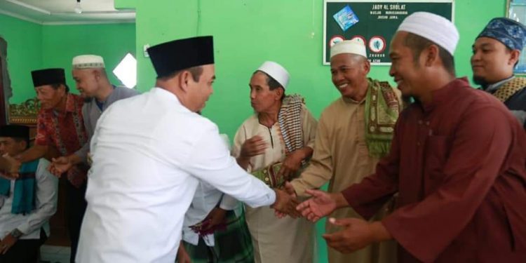 Bupati Labuhanbatu H Andi Suhaimi Dalimunthe ST MT (kiri).