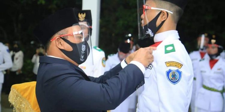 Bupati Labuhanbatu H Andi Suhaimi Dalimunthe ST MT (kiri).