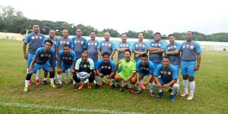 Bupati Labuhanbatu H Andi Suhaimi Dalimunthe saat berfoto bersama tim sepak bola.