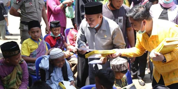 Bupati Labuhanbatu H Andi Suhaimi Dalimunthe ST MT saat kegiatan sunat massal di Kecamatan Pangkatan.