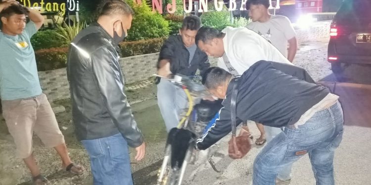 Tersangka Ilham Mauliddin Silalahi alias Nyak Kur saat ditangkap personil Sat Narkoba Polres Tanjungbalai.