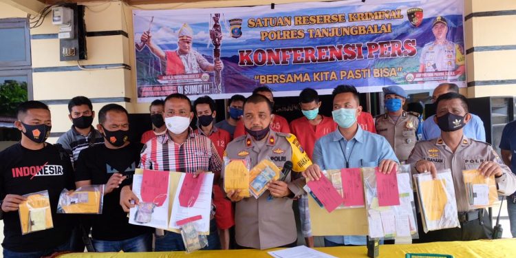 Acara konfrensi pers di Lobi Polres Tanjungbalai, Jumat (28/8/2020) pukul 14.30 Wib.
foto/teks: ignatius siagian