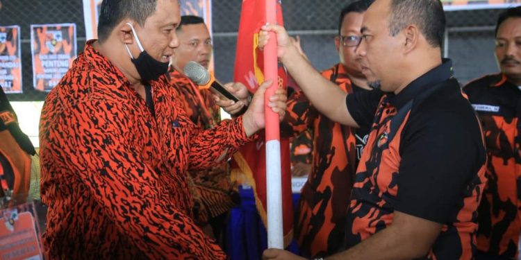 Bupati Labuhanbatu Serahkan Bendera Petaka kepada Ketua Terpilih PP Panai Hulu