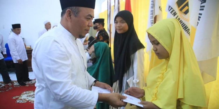 Ketua IPHI Andi Santuni 50 Anak Yatim di Kelurahan Ujung Bandar