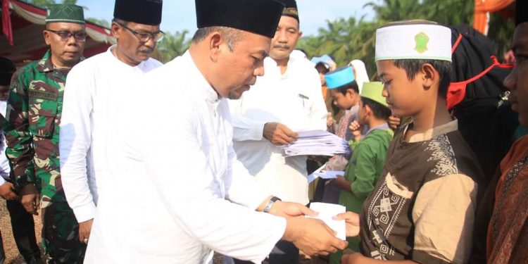 Bupati Labuhanbatu saat memberikan santunan kepada anak yatim