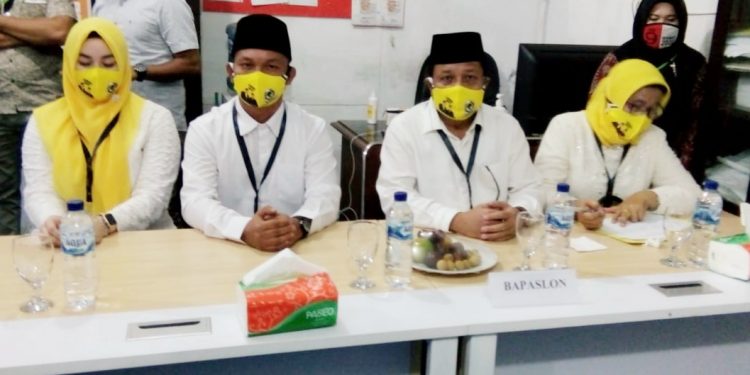 Bapaslon Drs H Ali Tambunan - Raja Panusunan Rambe mendaftar ke KPU.
foto/teks: richard siallagan