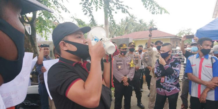 Aksi unjuk rasa damai para wartawan di depan Kantor KPU Kota Tanjungbalai.
foto/teks: riki