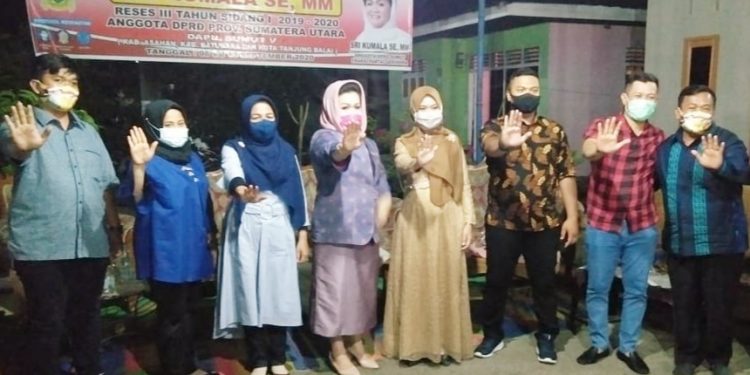 Anggota DPRDSU Dapil Sumut V, Sri Kumala SE MM (masker warna pink) saat reses di Desa Pondok Bungur.