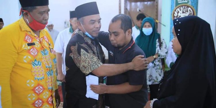 Bupati Labuhanbatu, H Andi Suhaimi Dalimunthe (batik hitam) dalam kegiatan penyaluran zakat tahun 2020.