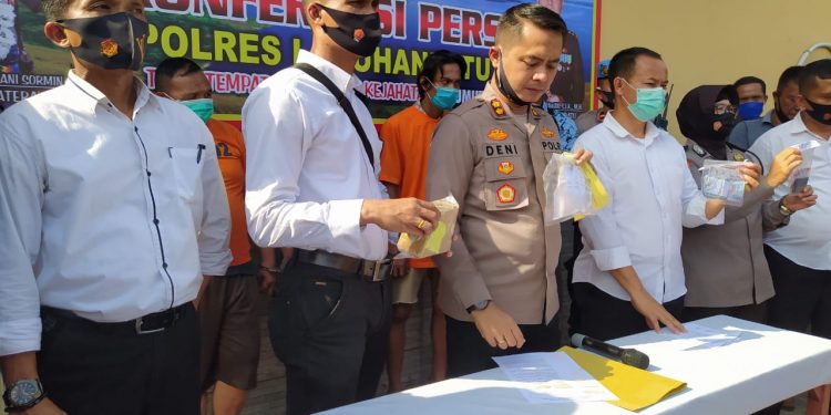 Kapolres Labuhanbatu AKBP Deni Kurniawan bersama Kasat Narkoba AKP Martualesi Sitepu saat memberikan keterangan kepada sejumlah wartawan.