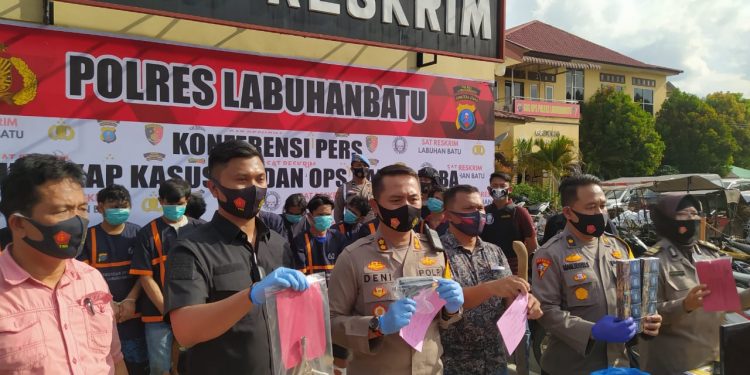 Kapolres Labuhanbatu AKBP Deni Kurniawan saat menggelar konferensi pers di Halaman Mapolres setempat.