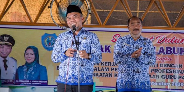 Bupati Labuhanbatu H Andi Suhaimi Dalimunthe ST MT (kiri) bersama Plt Kadis Pendidikan Labuhanbatu Syaiful Azhar (kanan).